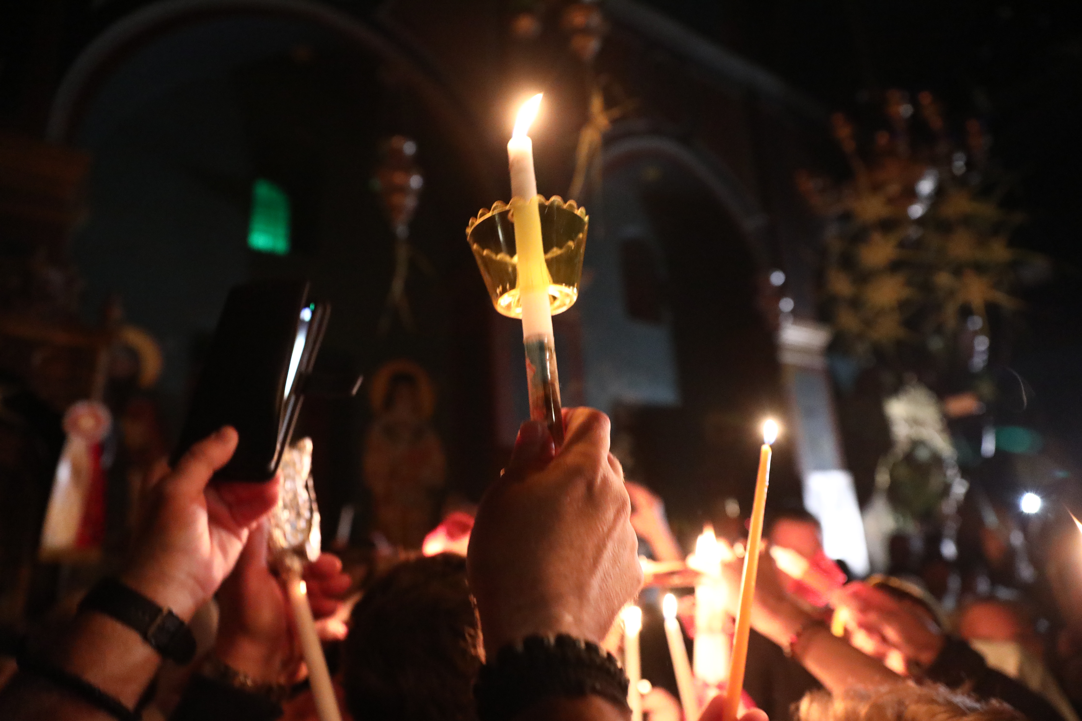 Έφτασε στο Μετόχι του Παναγίου Τάφου στην Πλάκα το Άγιο Φως - Μεταφέρεται σε όλη την Ελλάδα
