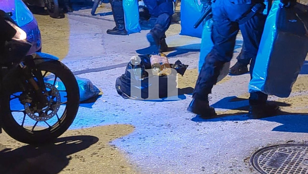 Νέος Κόσμος: Σακούλες με μολότοφ κατέσχεσαν λίγο πριν το Χριστός Ανέστη - Αποκλειστικές εικόνες