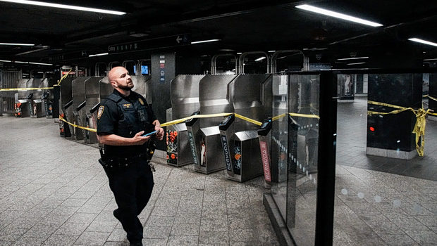 Νέα Υόρκη: Επίθεση με μαχαίρι στο μετρό - Τρεις τραυματίες, νεκρός ο δράστης