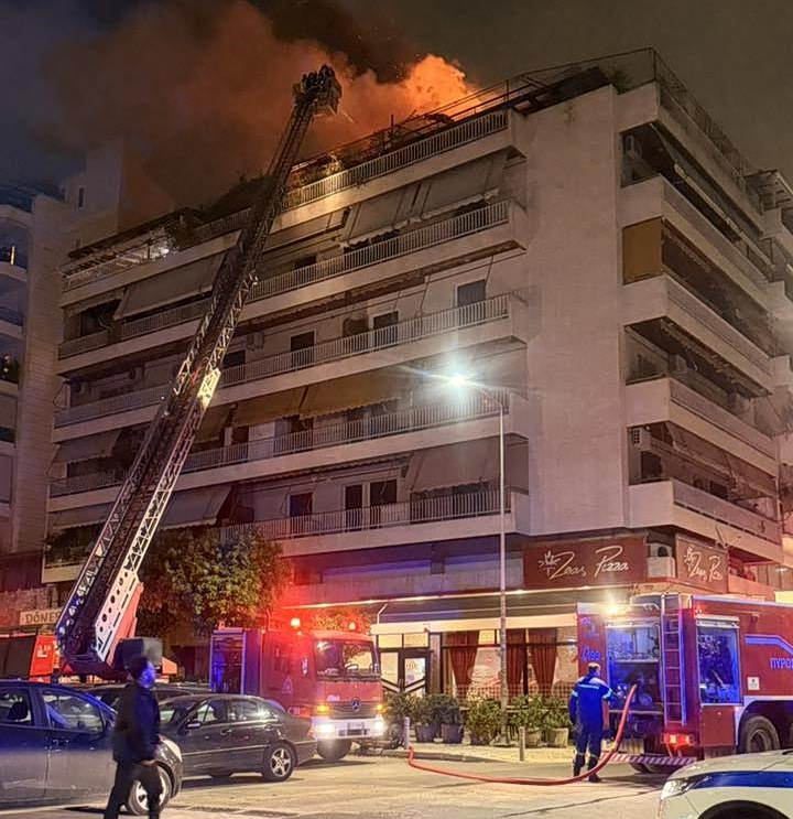 Μεγάλη φωτιά σε διαμέρισμα στη Νέα Σμύρνη