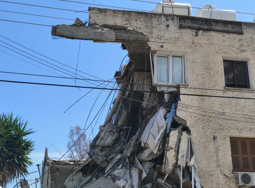 Τραγωδία στην Κύπρο: Ένας νεκρός ανασύρθηκε από τα συντρίμμια της πολυκατοικίας που κατέρρευσε