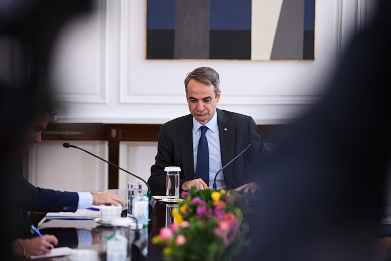 εικόνα που δείχνει τον Κυριάκο Μητσοτάκη στο Μέγαρο Μαξίμου