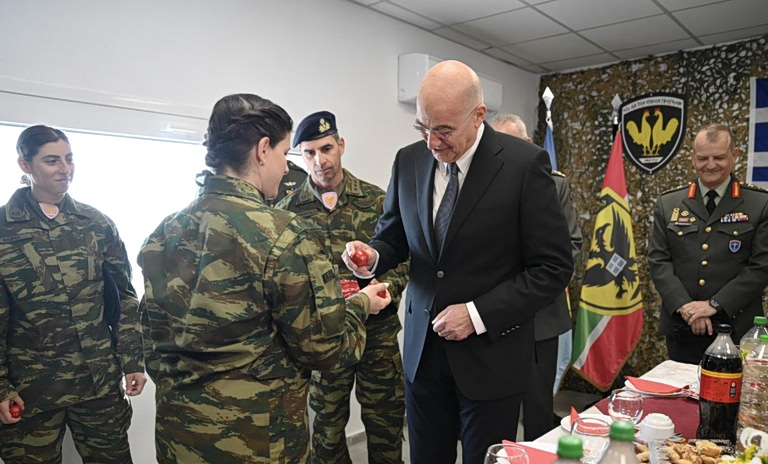 Δένδιας: Στο επιτηρητικό φυλάκιο «126» στον Έβρο ο ΥΠΕΘΑ