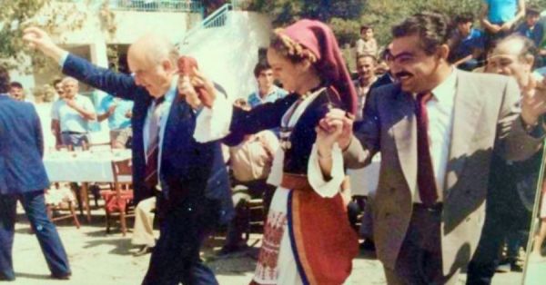 Ανήμερα του Πάσχα από τα παλιά: Ο χορός του Ανδρέα, το μελάτο αυγό του Σαρτζετάκη και το τσούγκρισμα Παπαρήγα - Καραμανλή