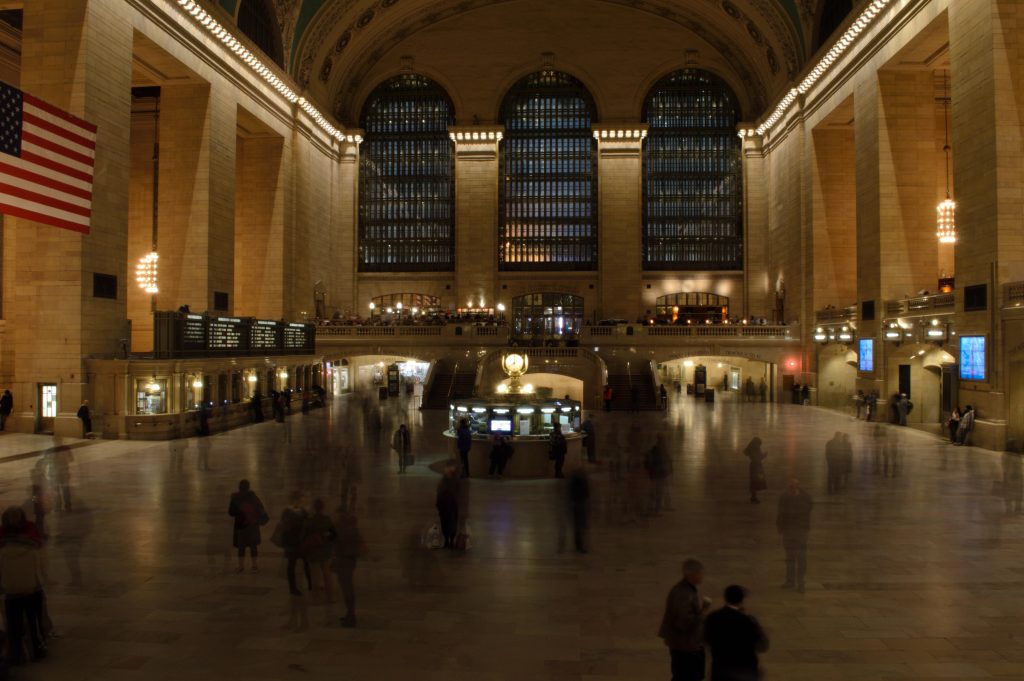 Τρόμος στο μετρό της Νέας Υόρκης: Άνδρας φώναζε ότι είναι ο Εωσφόρος, επιτέθηκε με ματσέτα σε τρία άτομα