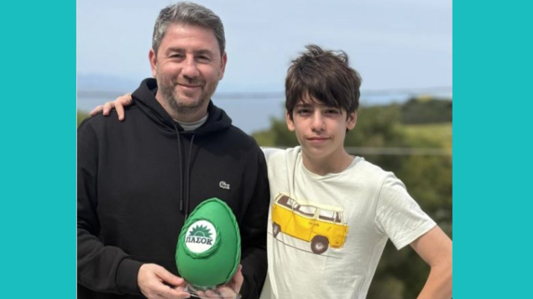 Νίκος Ανδρουλάκης: Eυχές μαζί με τον γιο του και πασχαλινό αυγό με τον ήλιο του ΠΑΣΟΚ