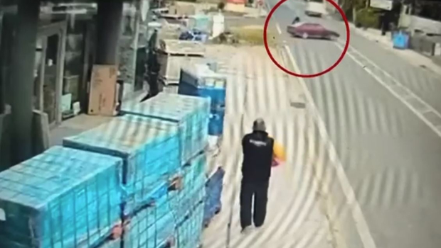 Σοκαριστικό τροχαίο στην Αρτέμιδα: Αυτοκίνητο εκσφενδόνισε μοτοσικλετιστή και τον παράτησε αβοήθητο στο δρόμο