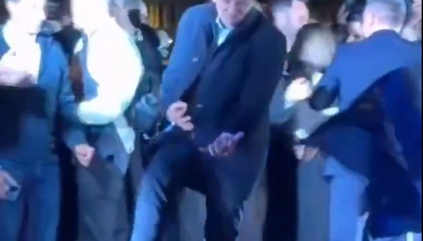 Ουγγαρία: Ο ξέφρενος χορός του μελλοντικού υπουργού Υγείας μετά τη νίκη του Μαγιάρ στις εκλογές