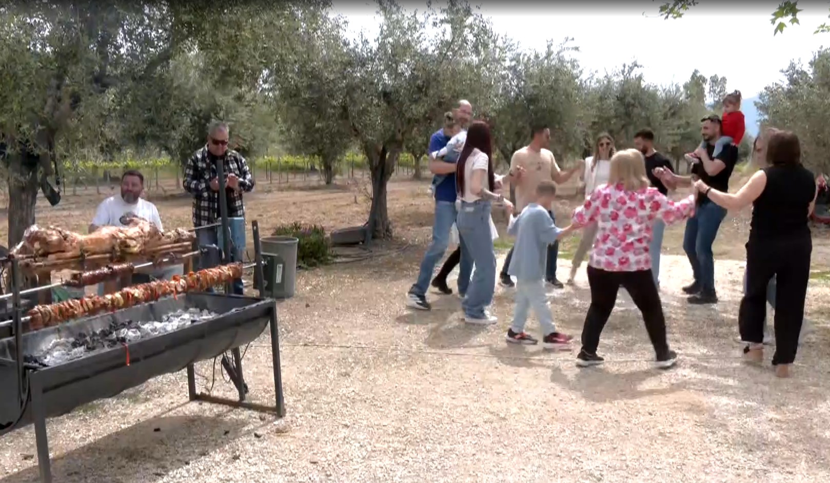 Πάσχα σε κάθε γωνιά της Ελλάδας – Σούβλες, χορός και πατροπαράδοτα εδέσματα