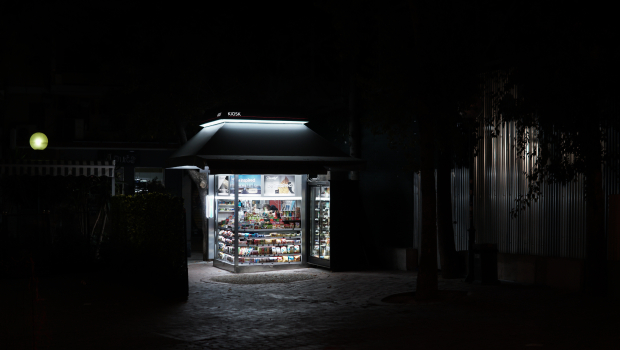 Εξάρχεια: Μαχαίρωσαν περιπτερά στο πόδι