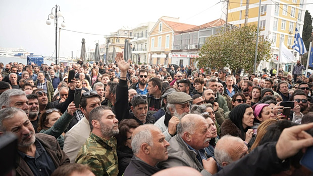 Λέσβος: Κτηνοτρόφοι απέκλεισαν ξανά το λιμάνι της Μυτιλήνης - Ο λόγος που διαμαρτύρονται