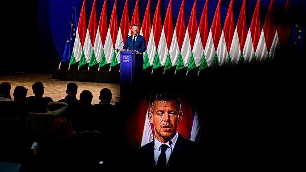 Ουγγαρία: Ο νέος πρωθυπουργός δεσμεύεται να αναστείλει τη λειτουργία των κρατικών ΜΜΕ