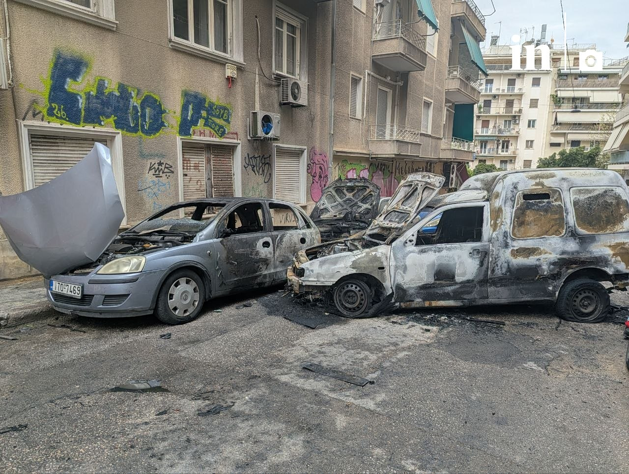 εικόνα που δείχνει τα καμμένα αυτοκίνητα μετά τη φωτιά που ξέσπασε στο βαν