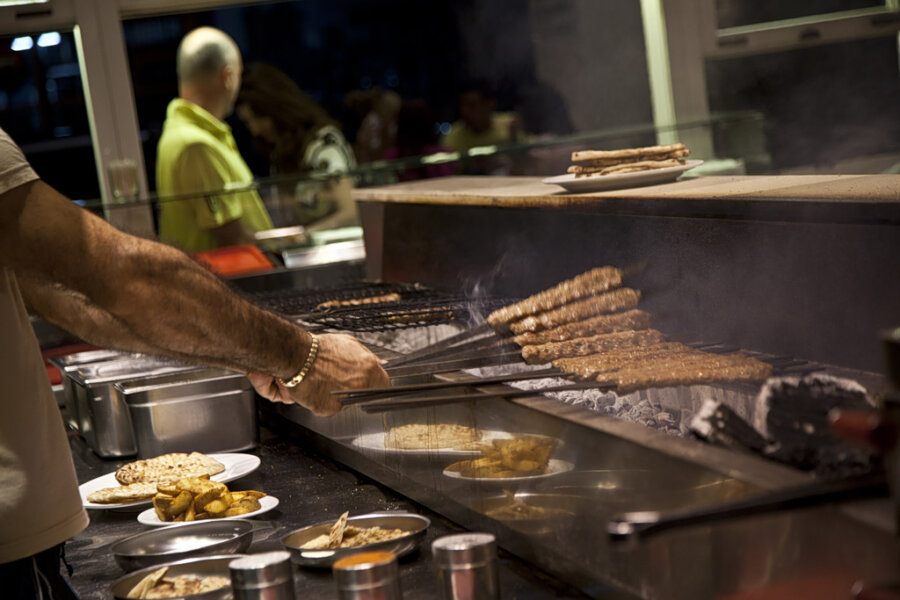 Ούτε μάγια να του έκαναν: Τον έπεισαν να πληρώσει 1.725 ευρώ για ένα κεμπάπ – Δείτε σε ποια παραλία κλαίει ο τουρίστας ακόμα