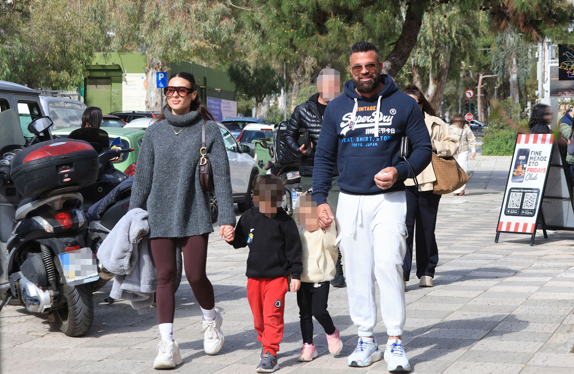 Κώστας Σόμμερ - Βαλεντίνη Παπαδάκη: Σε χαλαρή οικογενειακή βόλτα στη Γλυφάδα