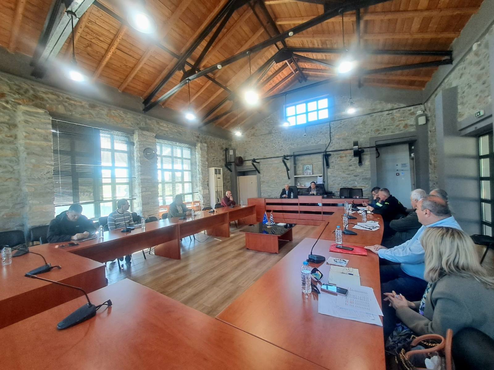 synedriasi syntonistikou gia antipiriki tempi