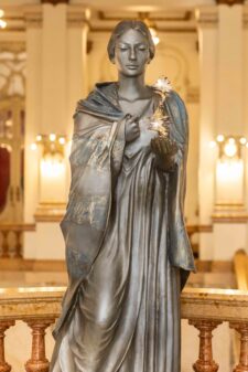 Στην Όπερα του Σάο Πάολο το εμβληματικό γλυπτό του Νίκου Φλώρου με τη μορφή της Μαρίας Κάλλας!