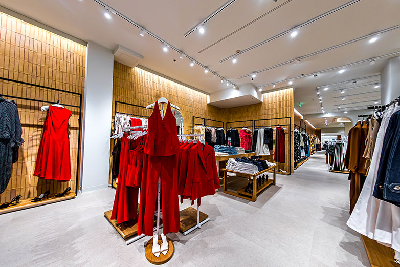 Ο Όμιλος Φάις επανατοποθετεί δυναμικά την Mango στο River West σε ένα πλήρως ανανεωμένο κατάστημα