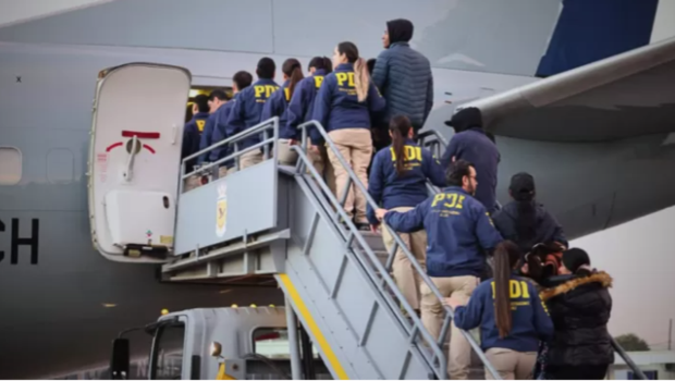 Χιλή: Ανακοίνωσε ότι θα κλιμακώσει τις απελάσεις μεταναστών - Πραγματοποιήθηκε η πρώτη πτήση