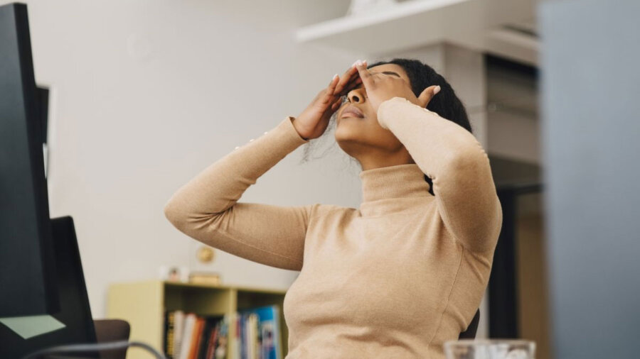 Office air: Το viral skincare trend που εξηγεί τι παθαίνει η επιδερμίδα στο γραφείο