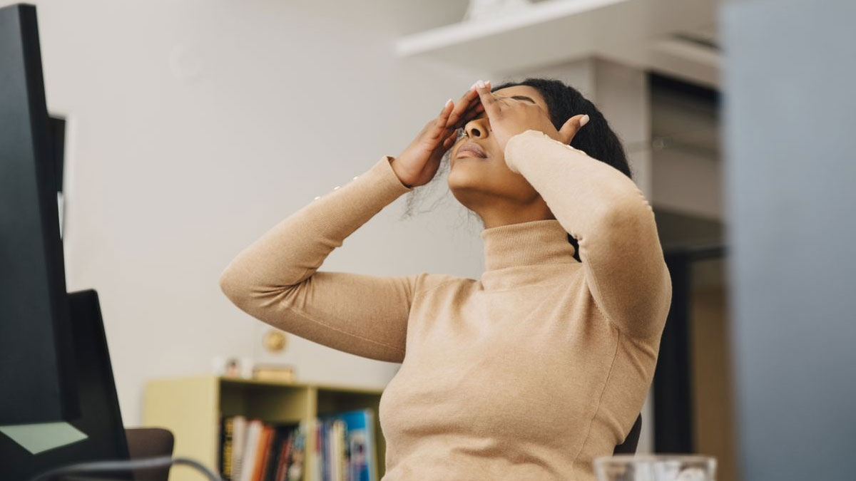 Office air: Το viral skincare trend που εξηγεί τι παθαίνει η επιδερμίδα στο γραφείο