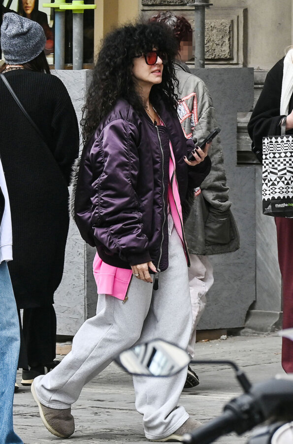 Μαρία Σολωμού: Xαλαρή εμφάνιση στο κέντρο της Αθήνας με φόρμες & χωρίς ίχνος μακιγιάζ