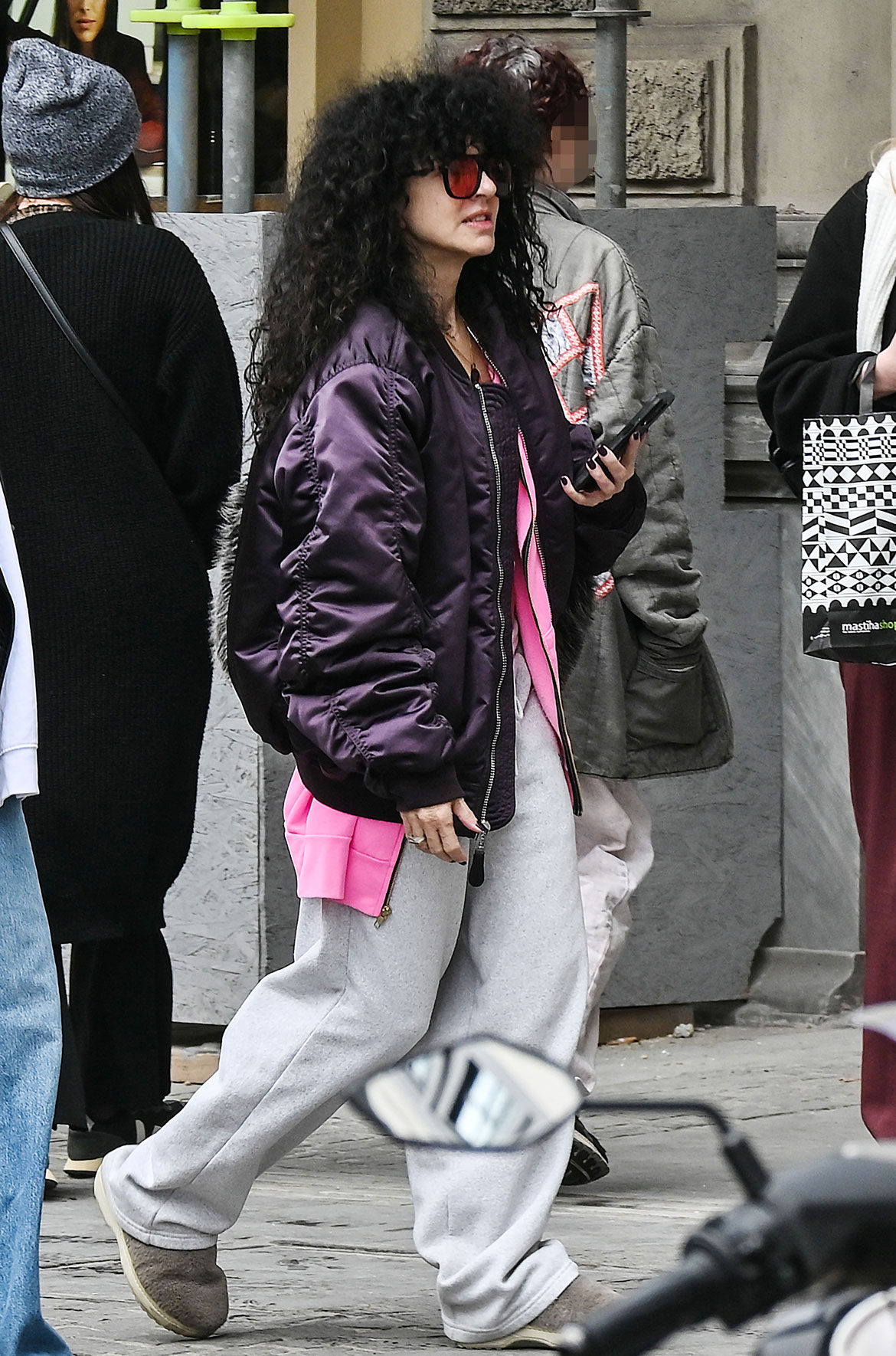 Μαρία Σολωμού: Xαλαρή εμφάνιση στο κέντρο της Αθήνας με φόρμες & χωρίς ίχνος μακιγιάζ