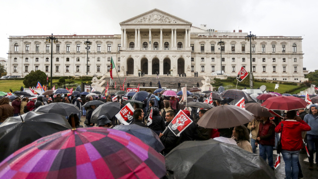 «Παρέλυσε» το Δημόσιο στην Πορτογαλία - Γιατί απεργούν οι υπάλληλοι;