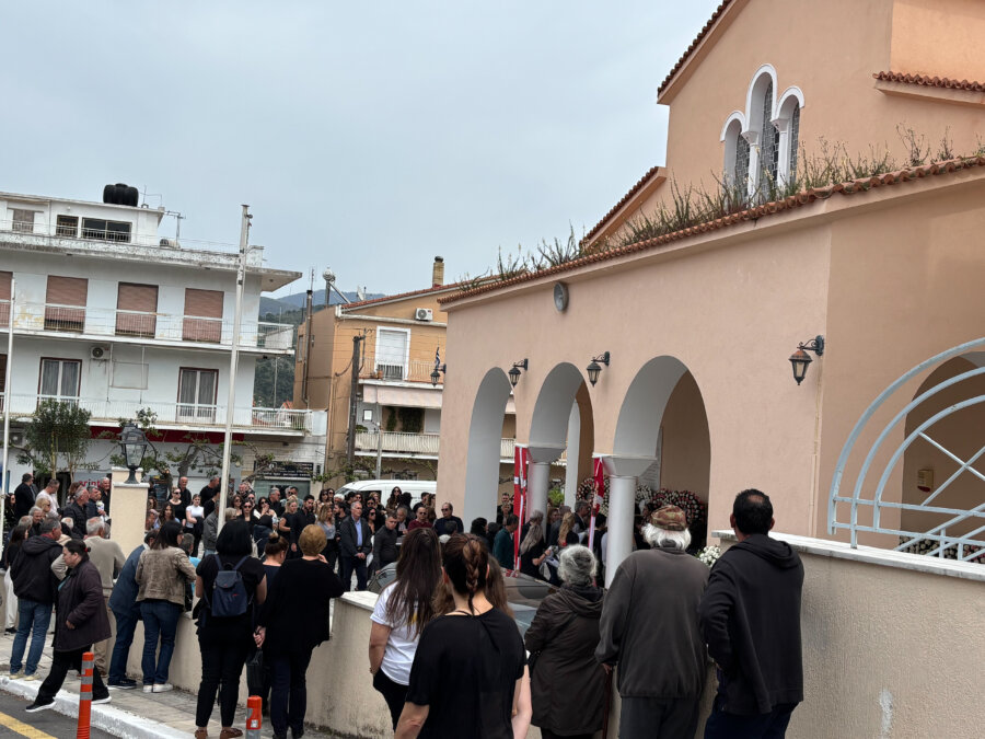 Πλήθος κόσμου για το τελευταίο αντίο στην Μυρτώ, που έχασε τη ζωή της στην Κεφαλονιά