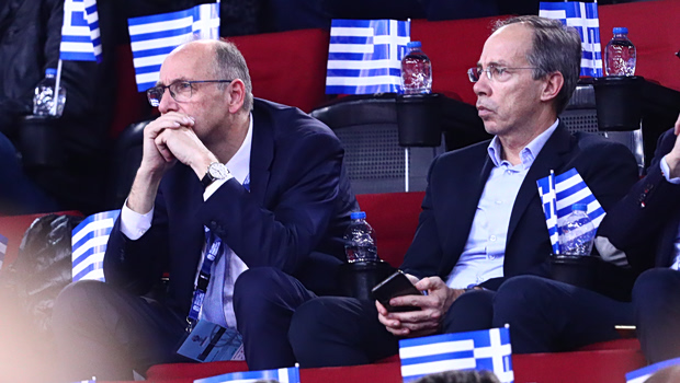 «Μην κάθεσαι σταυροπόδι!» – Επιβαρύνεται πράγματι η μέση;