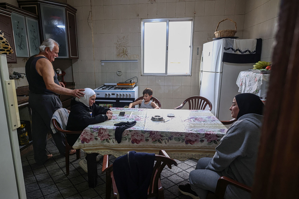 Λίβανος: «Ήταν κάποτε τα σπίτια μας» – Χιλιάδες εκτοπισμένοι επιστρέφουν και αντικρίζουν ερείπια και συντρίμμια