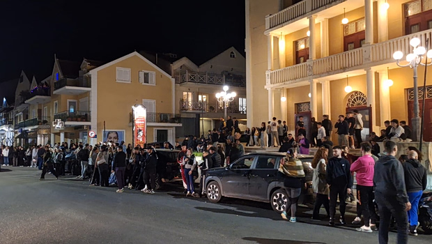 Κεφαλονιά: Πλήθος κόσμου έξω από τα δικαστήρια - Αναμένεται η απόφαση για τους τρεις κατηγορούμενους μετά τις απολογίες τους