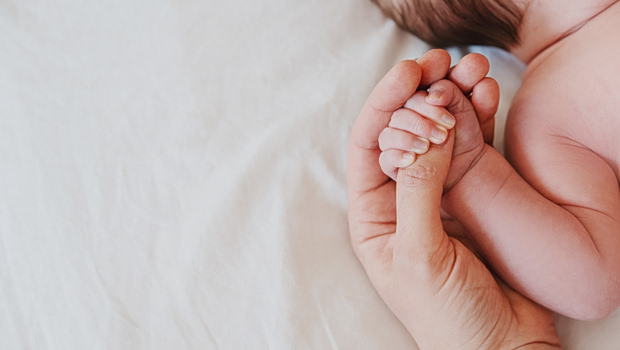 Κακουργηματική δίωξη για ψευδή δήλωση πατρότητας βρέφους – Χειροπέδες σε 48χρονο δικηγόρο και 20χρονη αλλοδαπή