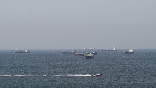 Το Ιράν εντείνει τον έλεγχο στα Στενά του Ορμούζ