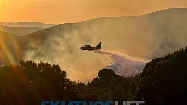 Φωτιά στη Σκιάθο: Καλύτερη η εικόνα της φωτιάς στο πευκοδάσος