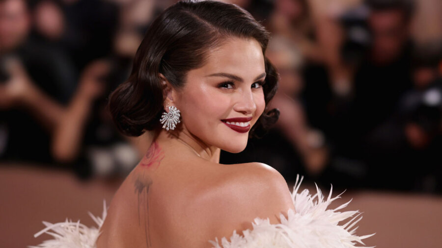 Το beachy glam της Selena Gomez είναι το απόλυτο καλοκαιρινό inspo