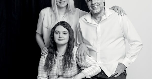 «Δεν πεθαίνει κανείς από αυτισμό, αλλά από τον αποκλεισμό» – Η οικογένεια Παπανικολάου δείχνει το δρόμο για μια πιο ανοιχτή κοινωνία