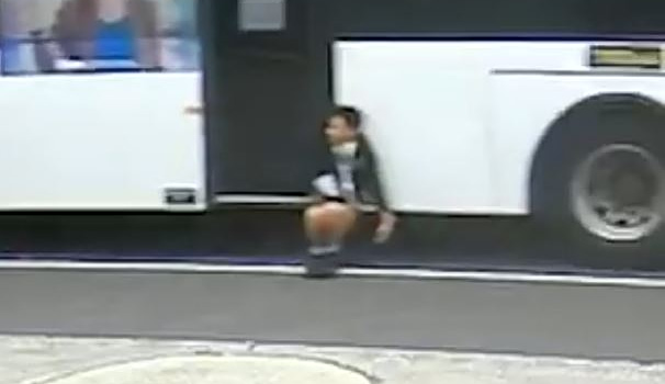 Αυστραλία: Παγιδευμένος 12χρονος κρέμεται από πόρτα λεωφορείου για 350 μέτρα