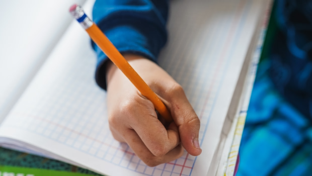 Σουηδία: Βάζει «φρένο» στις οθόνες - Επιστροφή των μαθητών στο «χαρτί και μολύβι»