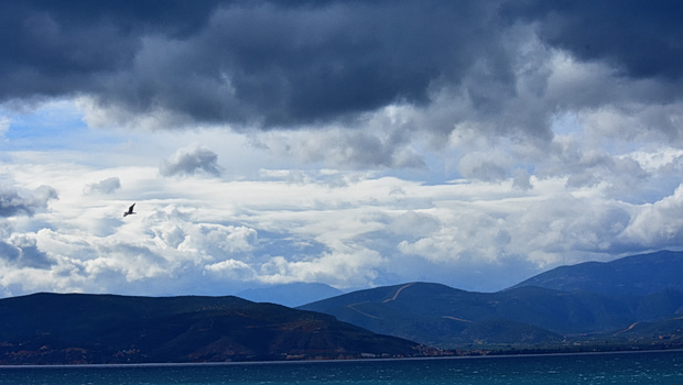 Καιρός: Υψηλές θερμοκρασίες και τοπικές βροχές την Τρίτη