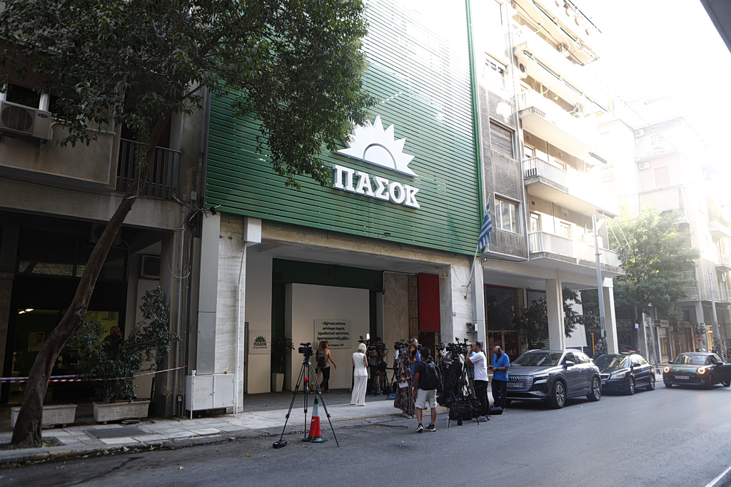 ΠΑΣΟΚ: Kόντρα με ΝΔ μέσω Ισπανίας – H υπόγεια σύγκρουση με τον Αλέξη Τσίπρα