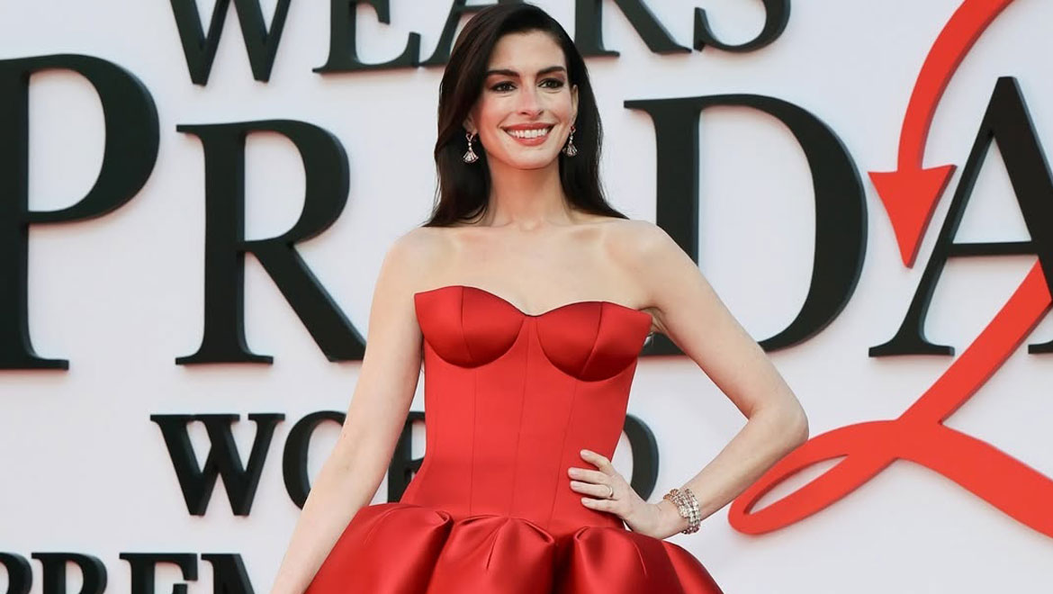 Anne Hathaway: Το beauty look στην πρεμιέρα του The Devil Wears Prada 2 που μας θύμισε την εμβληματική ηρωίδα