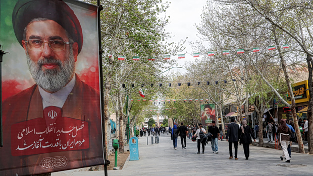 «Επανεμφάνιση» Μοτζτάμπα Χαμενεΐ: Θα υποχρεώσουμε τους εχθρούς μας να πέσουν στα γόνατα