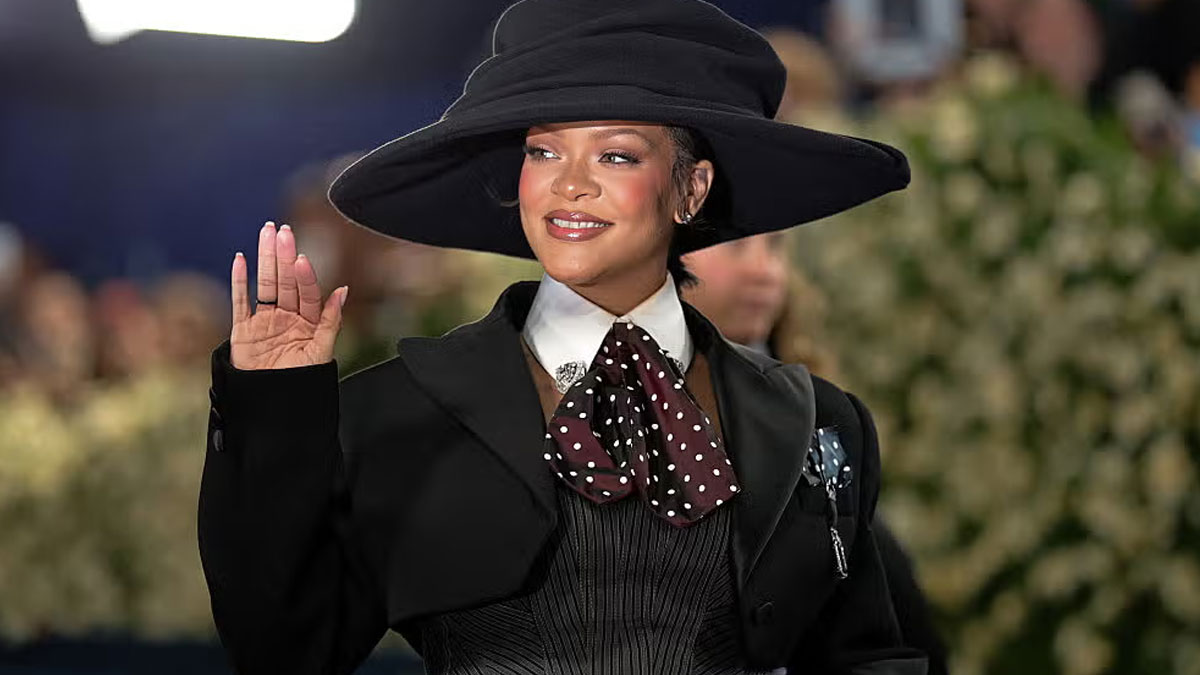 Rihanna: Ποζάρει με την 7 μηνών κόρη της – Το πρώτο της ντεμπούτο