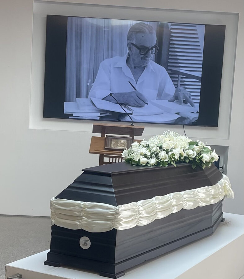 Στο Αποτεφρωτήριο Ριτσώνας το «ύστατο χαίρε» στον Στέφανο Ληναίο με τραγούδια Χατζιδάκι, Θεοδωράκη, Λοΐζου