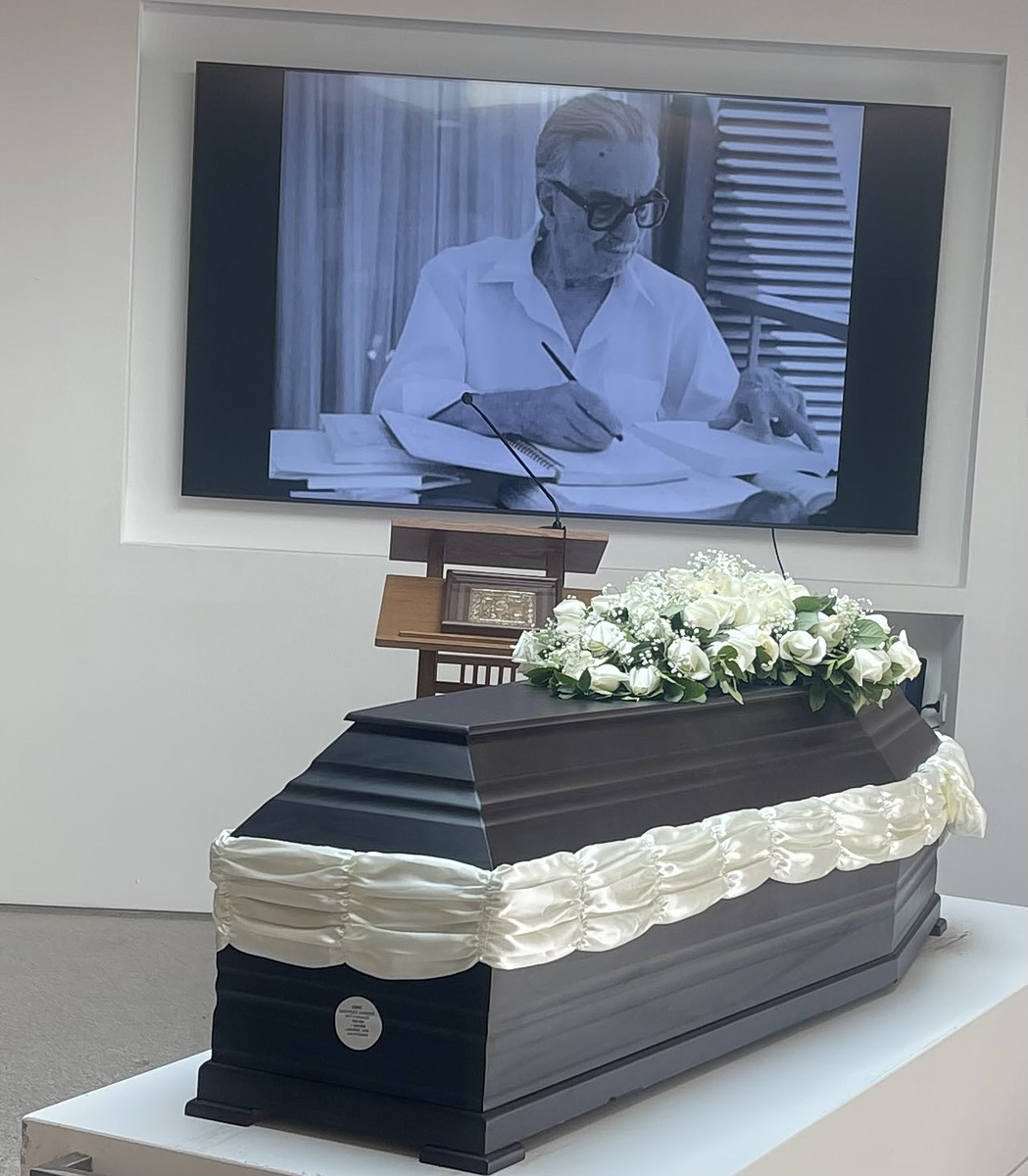 Στο Αποτεφρωτήριο Ριτσώνας το «ύστατο χαίρε» στον Στέφανο Ληναίο με τραγούδια Χατζιδάκι, Θεοδωράκη, Λοΐζου