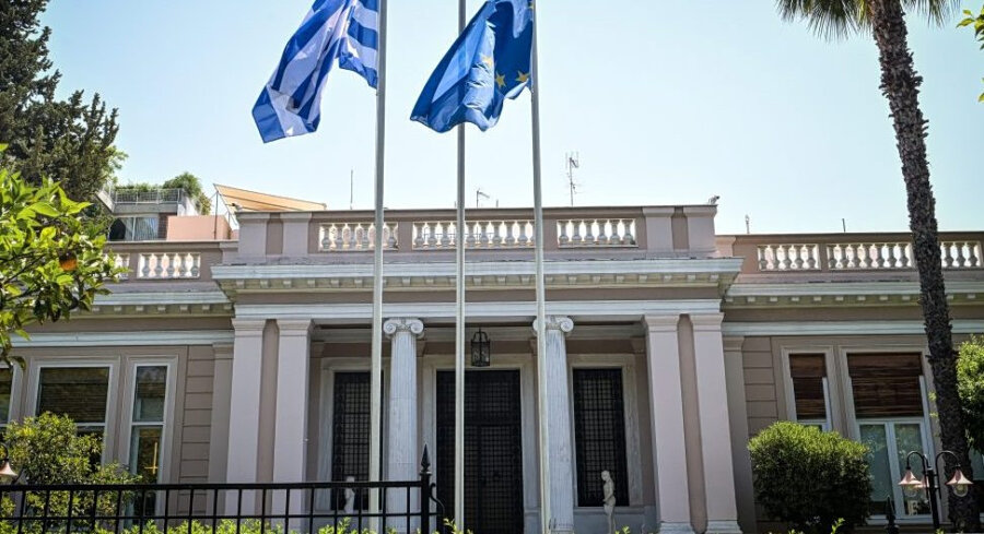 Μέγαρο Μαξίμου: Ακροβασίες σε τρία επίπεδα