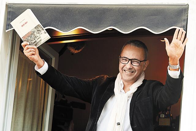 Καμέλ Νταούντ χαμογελαστός