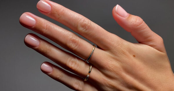 “No-Makeup Makeup” Nails: Η πιο ευκολοφόρετη και κομψή τάση στο μανικιούρ