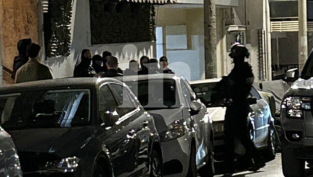 Συναγερμός στον Νέο Κόσμο - 55χρονος έχει ταμπουρωθεί σε διαμέρισμα αφού χτύπησε τη μητέρα του - Σε εξέλιξη επιχείρηση της ΕΛ.ΑΣ